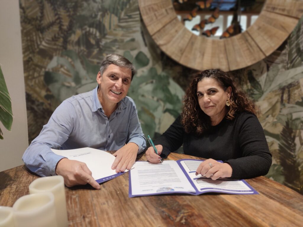 La directora de RR. HH. de GRUPO NORMA, Noelia Ramírez Rodríguez, y el director territorial de Madrid de AUDIDAT, Alberto Sarmiento Anguiano, en la firma del acuerdo de colaboración.